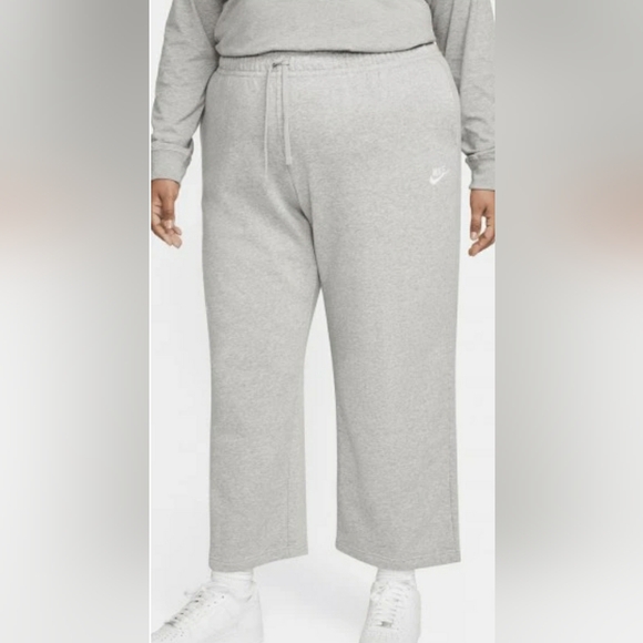 Women's Nike Sportswear Club Fleece Mid-Rise Wide-Leg Sweatpants, plus size - Picture 1 of 10